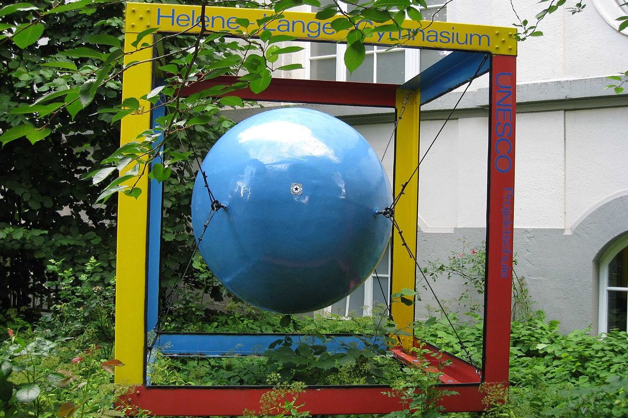 Skulptur vor dem Helene-Lange-Gymnasium