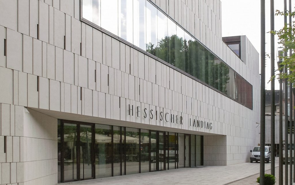 Aus Sicht der Oppositionsparteien geht die hessische Landesregierung die Probleme der Schulen nicht engagiert genug an. Gleich mit mehreren Themen rund um die Schule beschäftigte sich heute der Landtag. Foto: Wolfgang Pehlemann / Wikimedia Commons (CC BY-SA 3.0)