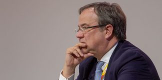 Laschet hält trotz Astrazeneca-Impfstopp an offenen Schulen fest – Drosten warnt, Duisburgs OB Link: “Vollkommen unverständlich”