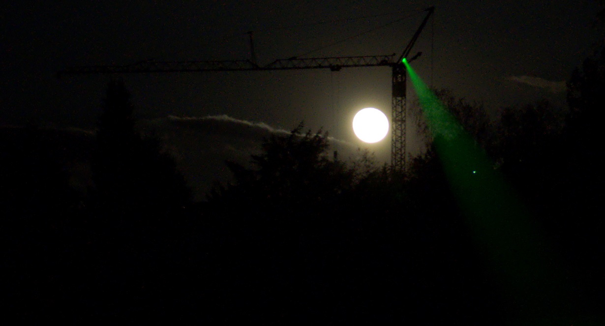 Ein starker Laserpointer strahlt über Hunderte von Metern. Foto:Simon A. Eugster / Wikimedia Commons (CC BY-SA 3.0)