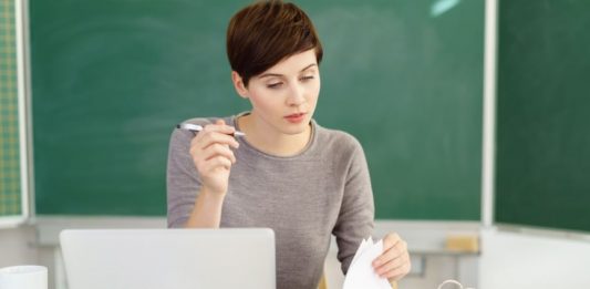 Den eigenen PC zur Unterrichtsvor- und nachbereitung zu nutzen, kann problematisch sein. Foto: Shutterstock