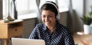 Lehrerin am Laptop - Demoraktie MOOC Bertelsmann. Foto: shutterstock / fizkes