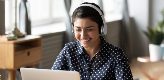 Lehrerin am Laptop - Demoraktie MOOC Bertelsmann. Foto: shutterstock / fizkes