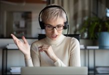 junge, gestikulierende Frau mit Kopfhörern