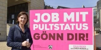 Gebauer zahlt neuen Grundschullehrern künftig 350 Euro im Monat mehr – die alten gehen leer aus. Ist das gerecht? Nordrhein-Westfalens Schulministerin Yvonne Gebauer mit einem Plakat, das für Lehrernachwuchs sorgen soll. Foto: Schulministerium NRW
