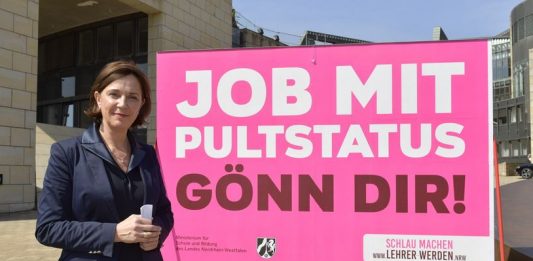 Nordrhein-Westfalens Schulministerin Yvonne Gebauer mit einem Plakat, das für Lehrernachwuchs sorgen soll. Foto: Schulministerium NRW