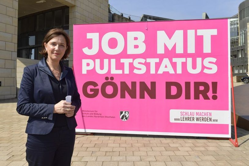 Nordrhein-Westfalens Schulministerin Yvonne Gebauer mit einem Plakat, das für Lehrernachwuchs sorgen soll. Foto: Schulministerium NRW