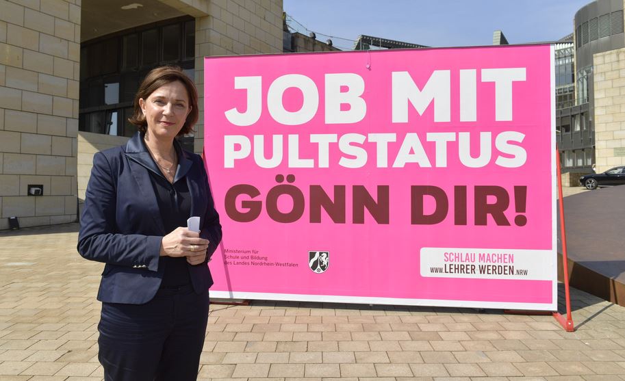 Nordrhein-Westfalens Schulministerin Yvonne Gebauer mit einem Plakat, das für Lehrernachwuchs sorgen soll. Foto: Schulministerium NRW