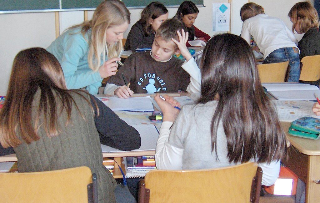 Auf die Motivation von Jugendlichen zum Lernen haben Mitschüler einen größeren Einfluss als die Lehrer - zumindest in Deutschland. Foto Sinatra and Peter O. Chott / Wikimedia Commons (CC BY 3.0)