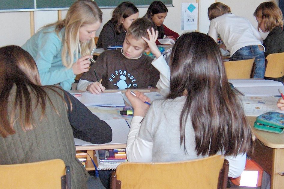 Auf die Motivation von Jugendlichen zum Lernen haben Mitschüler einen größeren Einfluss als die Lehrer - zumindest in Deutschland. Foto Sinatra and Peter O. Chott / Wikimedia Commons (CC BY 3.0)