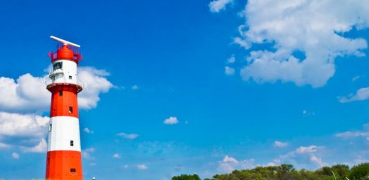 Wie Leuchttürme in einsamer Landschaft: Talentschulen sollen für mehr Chancengerechtigkeit sorgen. Foto: Detlev Müller / pixelio.de