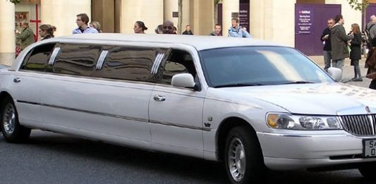 Abibälle werden in Berlin immer aufwendiger organisiert. (Foto: Arpingstone/Wikimedia)