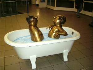 Eine Statue dieser berühmten Badeszene bekam die Lehrerin geschenkt. (Foto: Statue in Lüdenscheid von Anne Bermüller/pixelio)