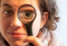 Unterricht unter der Lupe - notwendig oder sinnlos? Foto: Yohann Legrand / flickr (CC BY-SA 2.0)