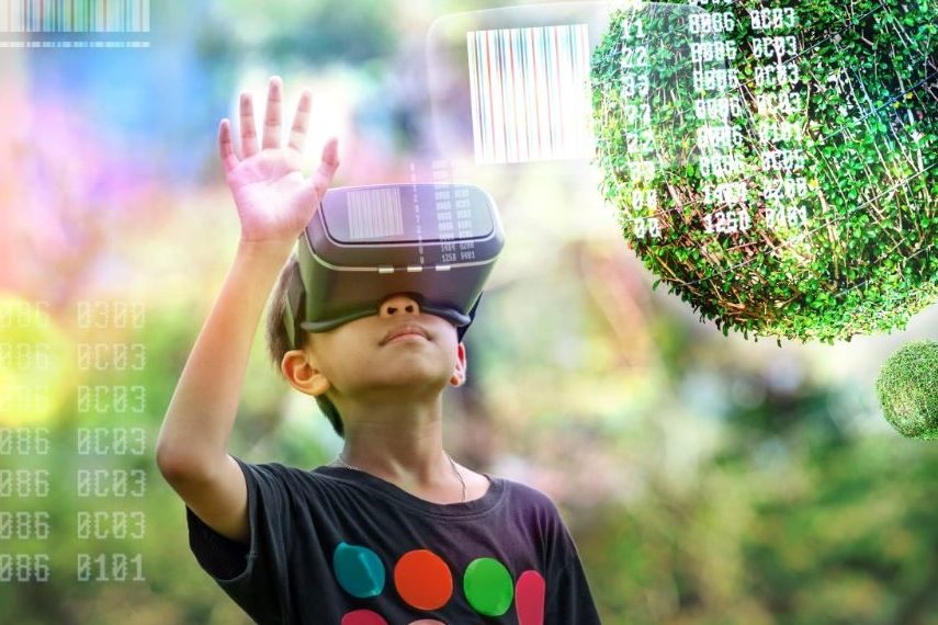 junge mit VR-Brille in einer virtuellen UMGebung mit Büschen, Strichcodes und Zahlenreihen