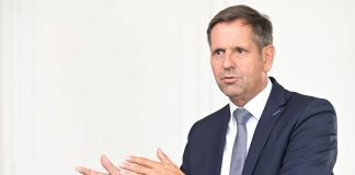 “Reicht nicht”: Ministerpräsident gegen pauschales Handyverbot an Schulen