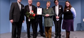 NRW-Schulministerin Sylvia Löhrmann und die ausgezeichneten Bio-Buchmacher. Foto: MSW / Christof Wolff