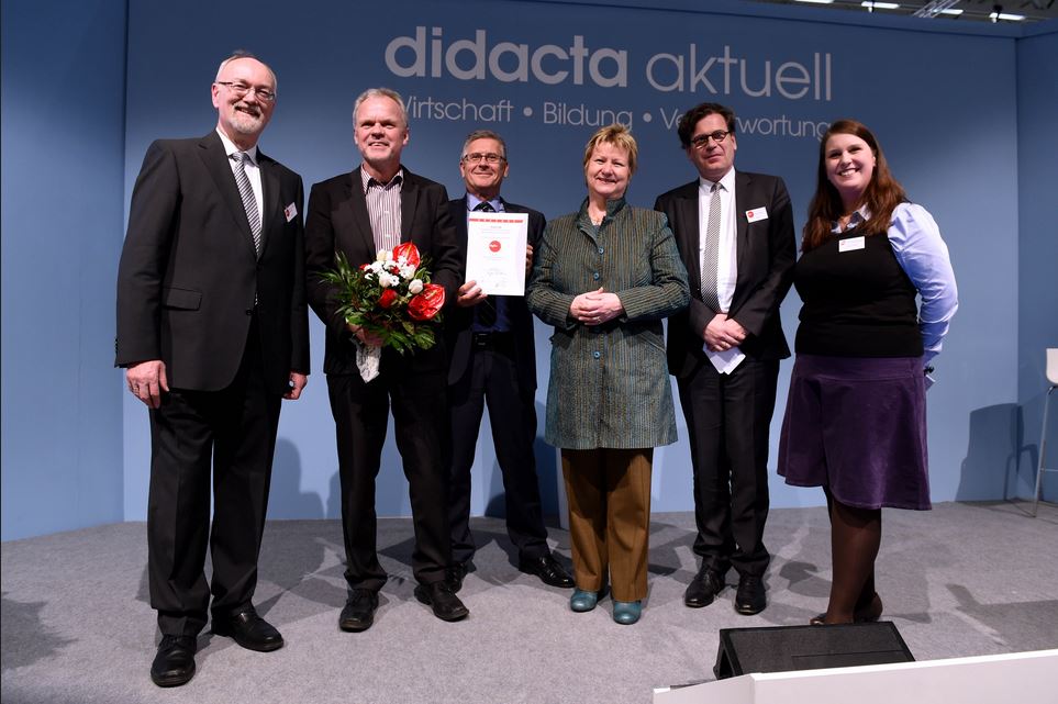NRW-Schulministerin Sylvia Löhrmann und die ausgezeichneten Bio-Buchmacher. Foto: MSW / Christof Wolff
