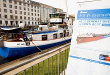 Dieses Frachtschiff hat weder Kohle im Bauch noch Container an Bord. Es ist voll beladen mit Wissenschaft zum Anfassen: die "MS Wissenschaft". Foto: Ilja Hendel / Wissenschaft im Dialog