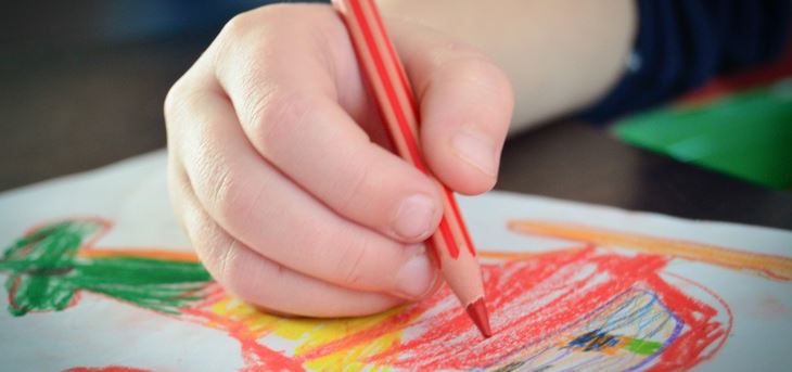 Auf die richtige Haltung beim Malen und Schreiben kommt es an - auch schon bei Vorschulkindern. Foto: pxhere CCO