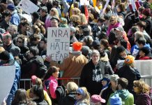 Nur geringe Proteste in Deutschland gegen Waffengewalt in den USA n den USA hat der Amoklauf von Parkland den Waffengegnern deutlichen Auftrieb gegeben. Allein beim March for our Lives in Washington, D.C. gingen am Samstag hunderttausende Menschen auf die Straße. Foto: Jarek Tuszyński /Wikimedia Commons (CC-BY 4.0)