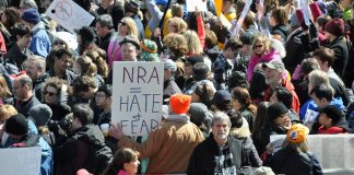 Nur geringe Proteste in Deutschland gegen Waffengewalt in den USA n den USA hat der Amoklauf von Parkland den Waffengegnern deutlichen Auftrieb gegeben. Allein beim March for our Lives in Washington, D.C. gingen am Samstag hunderttausende Menschen auf die Straße. Foto: Jarek Tuszyński /Wikimedia Commons (CC-BY 4.0)