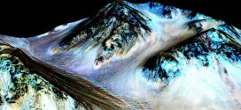 An Steilhängen auf dem Mars entdeckten die Nasa-Forscher auffällige, rund 100 Meter lange Fließstrukturen. Die stammen wohl von salzigem Wasser, das hin und wieder die Berge herunterfließt. Foto: NASA/JPL/University of Arizona