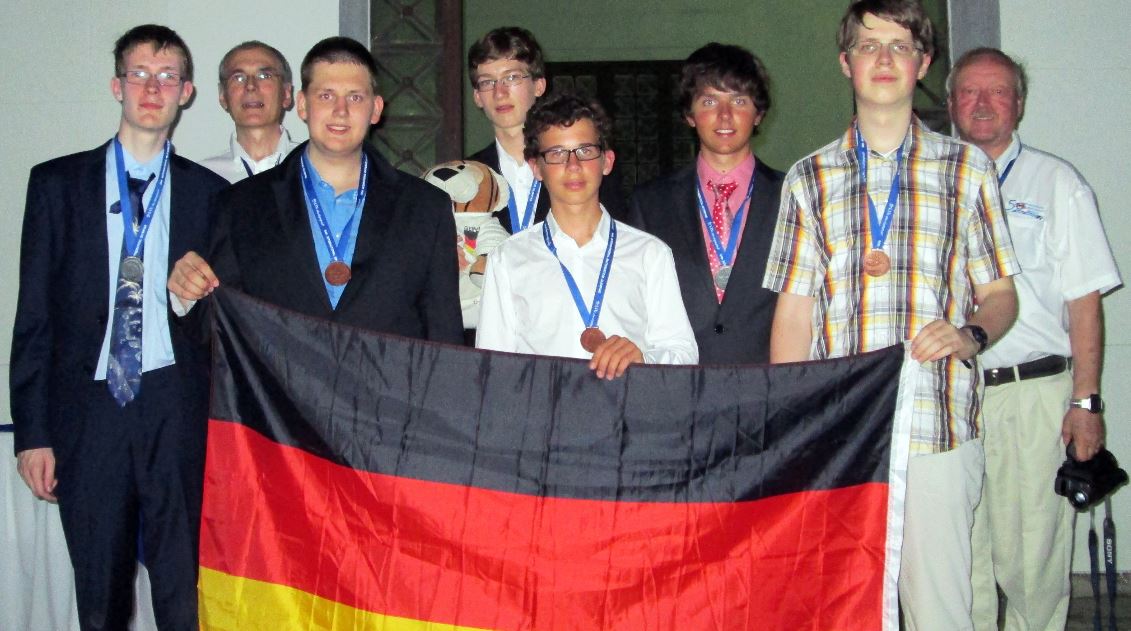 Magdeburger Schüler gewinnt Silber bei Mathematik-Olympiade Das deutsche Team bei der Mathe-Olympiade, links: Lars Munser. Foto: Bildung & Begabung / Kultusministerium Sachsen-Anhalt