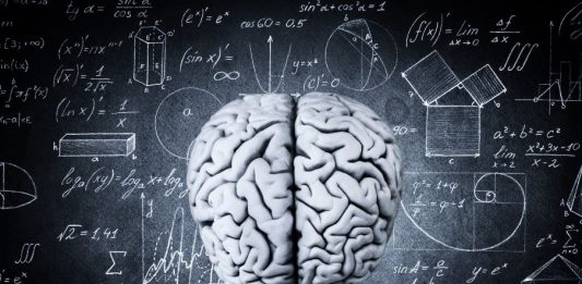 Gehirn vor einer Tafel mit Matheaufgaben schwebend