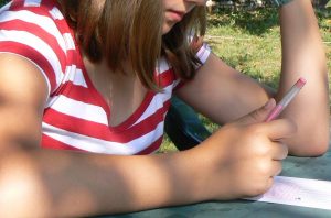 Viele Schüler könnten nicht mehr beschwerdefrei schreiben, meint die brandenburgische CDU und fordert daher eine feinmotorische Förderung bereits im Vorschulalter. Foto: ruthsteiner / flickr (CC BY-SA 2.0)