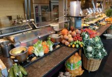 Obst und Gemüseauslage in einer Mensa