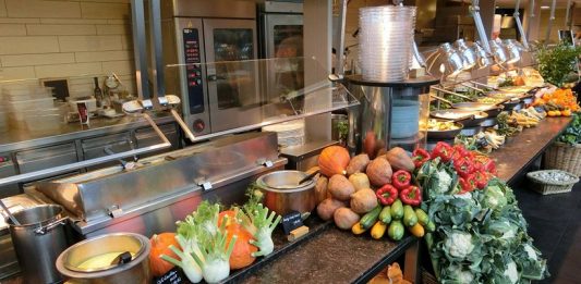Obst und Gemüseauslage in einer Mensa