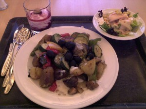 Toskanischer Kartoffelsalat statt Pommes-Currywurst: Das Mensa-Essen soll besser werden. Foto: Stephan Mosel / flickr (CC BY 2.0)