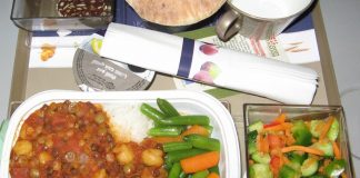 «Schmeckt trotzdem!» – Berlins erste vegane Mensa eröffnet Mensatablett mit Schüsseln voller Gemüse und Bohnen