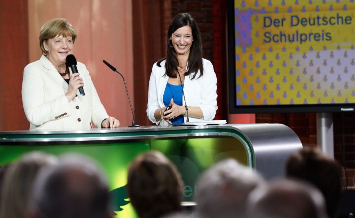 Fingerzeig an die Parteifreunde: Merkel und Moderatorin Pinar Atalay bei der Verleihung des Deutschen Schulpreises. Foto: Deutscher Schulpreis
