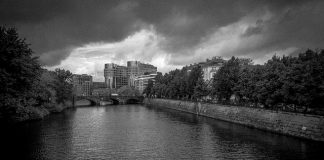 Lehrer soll volksverhetzende Videos im Internet verbreitet haben – suspendiert