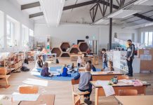 Großer Klassenraum Montessori Schule Kitzingen, Lernbegleiter mit Kindern