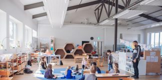 Montessori-Schule Kitzingen: Vom mutigen Neuanfang zur wachsenden Erfolgsgeschichte Großer Klassenraum Montessori Schule Kitzingen, Lernbegleiter mit Kindern