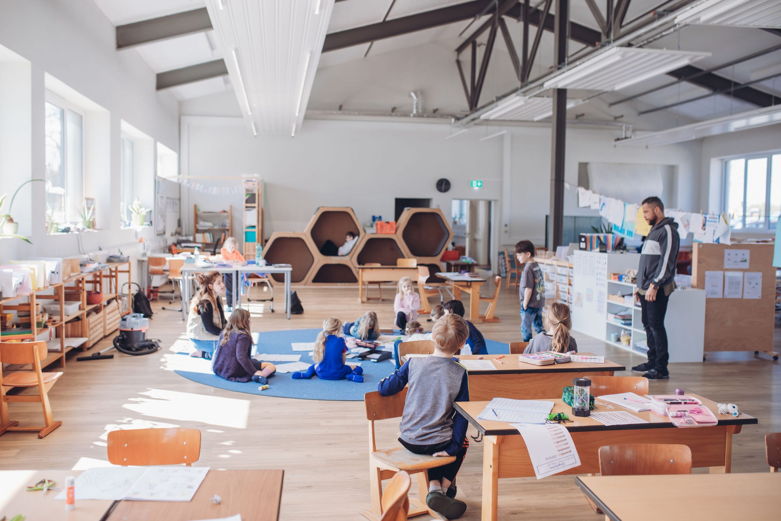 Großer Klassenraum Montessori Schule Kitzingen, Lernbegleiter mit Kindern