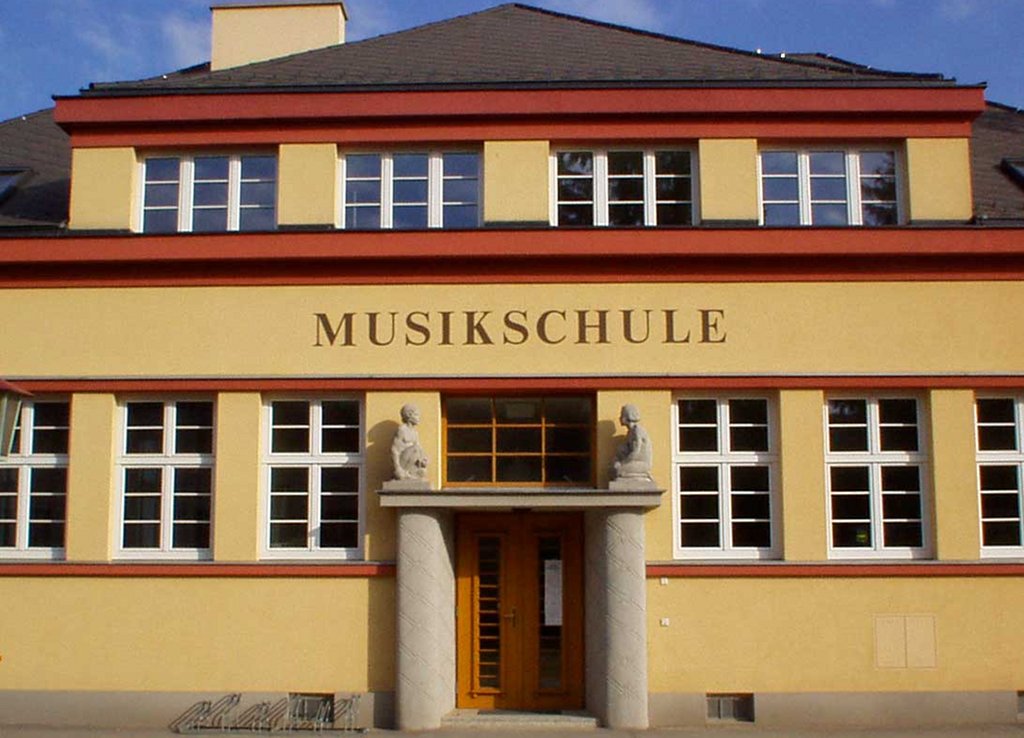 Die altehrwürdige Musikschule leidet unter nachlassendem Zuspruch. Foto: PLauppert / Wikimedia Commons (GFDL)