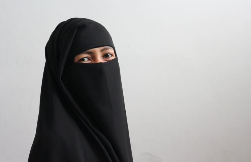 Schulfrieden gestört? Einen solchen Niqab trug die Mutter aus Essen - jetzt gilt auch an einer Düsseldorfer Grundschule ein Verbot. Foto: Claude Robillard / flickr (CC BY-NC 2.0) 