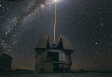 Laserstrahl über dem Paranal Observatorium der Europäischen Südsternwarte. Ein Infrarotlaser wäre allerdings mit bloßem Auge nicht zu sehen. Foto: ESO/Yuri Beletsky / Wikimedia Commons (CC-BY 4.0)