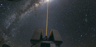 Für E.T. ein Licht anlassen? Lasersignale an Außerirdische möglich Laserstrahl über dem Paranal Observatorium der Europäischen Südsternwarte. Ein Infrarotlaser wäre allerdings mit bloßem Auge nicht zu sehen. Foto: ESO/Yuri Beletsky / Wikimedia Commons (CC-BY 4.0)