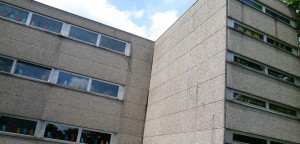 Das Umweltgift PCB lauert in Schulgebäuden aus den 70-er und 80-er Jahren - wie hier in Neuss. Foto: Priboschek