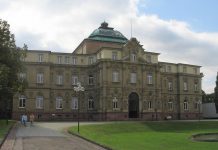 Wie lange müssen Eltern für die Ausbildung ihrer Kinder zahlen? BGH entscheidet Müssen Eltern auch nach drei Jahren noch für die Ausbildung ihres Kindes zahlen: Bundesgerichtshof in Karlsruhe. Foto: Kucharek / Wikimedia Commons (CC BY-SA 3.0)