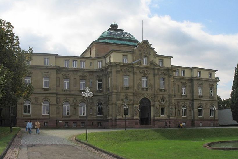 Müssen Eltern auch nach drei Jahren noch für die Ausbildung ihres Kindes zahlen: Bundesgerichtshof in Karlsruhe. Foto: Kucharek / Wikimedia Commons (CC BY-SA 3.0)