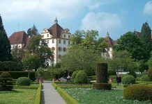 So stellen sich viele Eltern offenbar eine Privatschule vor: Park des Eliteinternats Schloss Salem. Foto: Wikimedia Commons