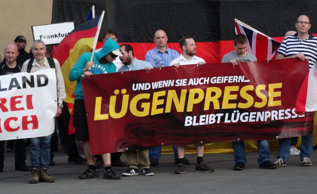 In Zeiten wie diesen sollte der politischen Bildung in der Schule eine hohe Bedeutung zukommen. (Pegida-DEmonstration in Frankfurt) Foto: opposition24.de /flickr (CC BY 2.0)