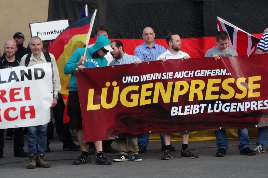 In Zeiten wie diesen sollte der politischen Bildung in der Schule eine hohe Bedeutung zukommen. (Pegida-DEmonstration in Frankfurt) Foto: opposition24.de /flickr (CC BY 2.0)