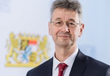 Piazolo: Übertrittszeugnis wird verschlankt – nur noch freiwillige Proben Michael Piazoloo vor einem weißen Hintergrund mit unscharf erkennbarem Bayerischen Wappen